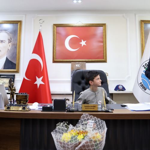 Başkanımız Sn.Tahsin ERDEM Koltuğunu 4. sınıf Öğrencisi Osman Tunç ŞEHİT’e Devretti