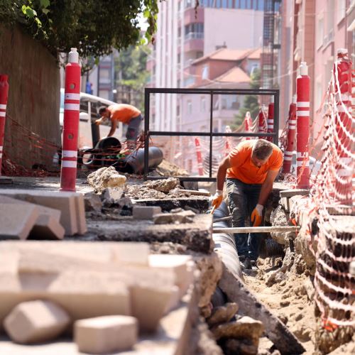 Mahallelerimizde altyapı ve üstyapı problemlerini çözmeye yönelik çalışmalarımız tüm hızıyla devam ediyor.