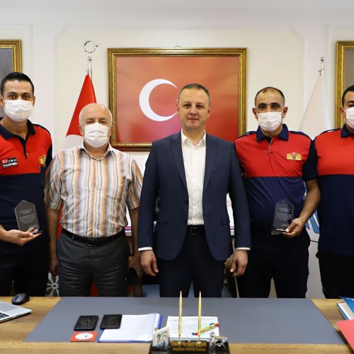 Başkanımız Dr.Ömer Selim ALAN'dan Kahraman İtfaiyecilerimize Plaket