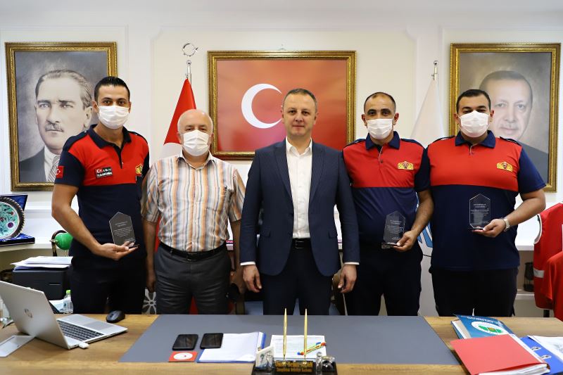 Başkanımız Dr.Ömer Selim ALAN'dan Kahraman İtfaiyecilerimize Plaket