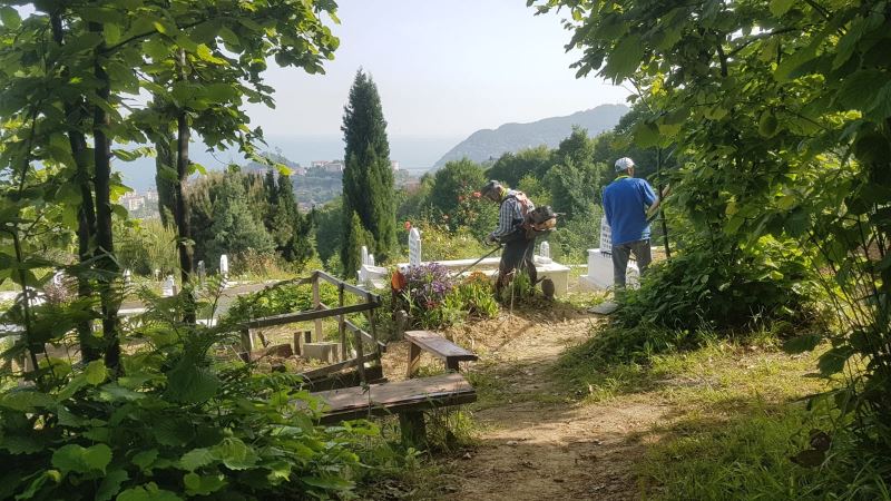 Park ve Bahçeler Birimi Ekiplerimiz Mezarlıklarımızı Yabani Otlardan Temizliyor