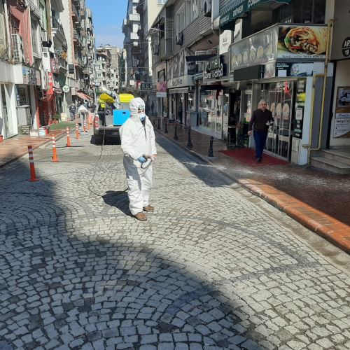 Gazipaşa, Uzunmehmet ve Zübeyde Hanım Caddeleri dezenfekte edildi.