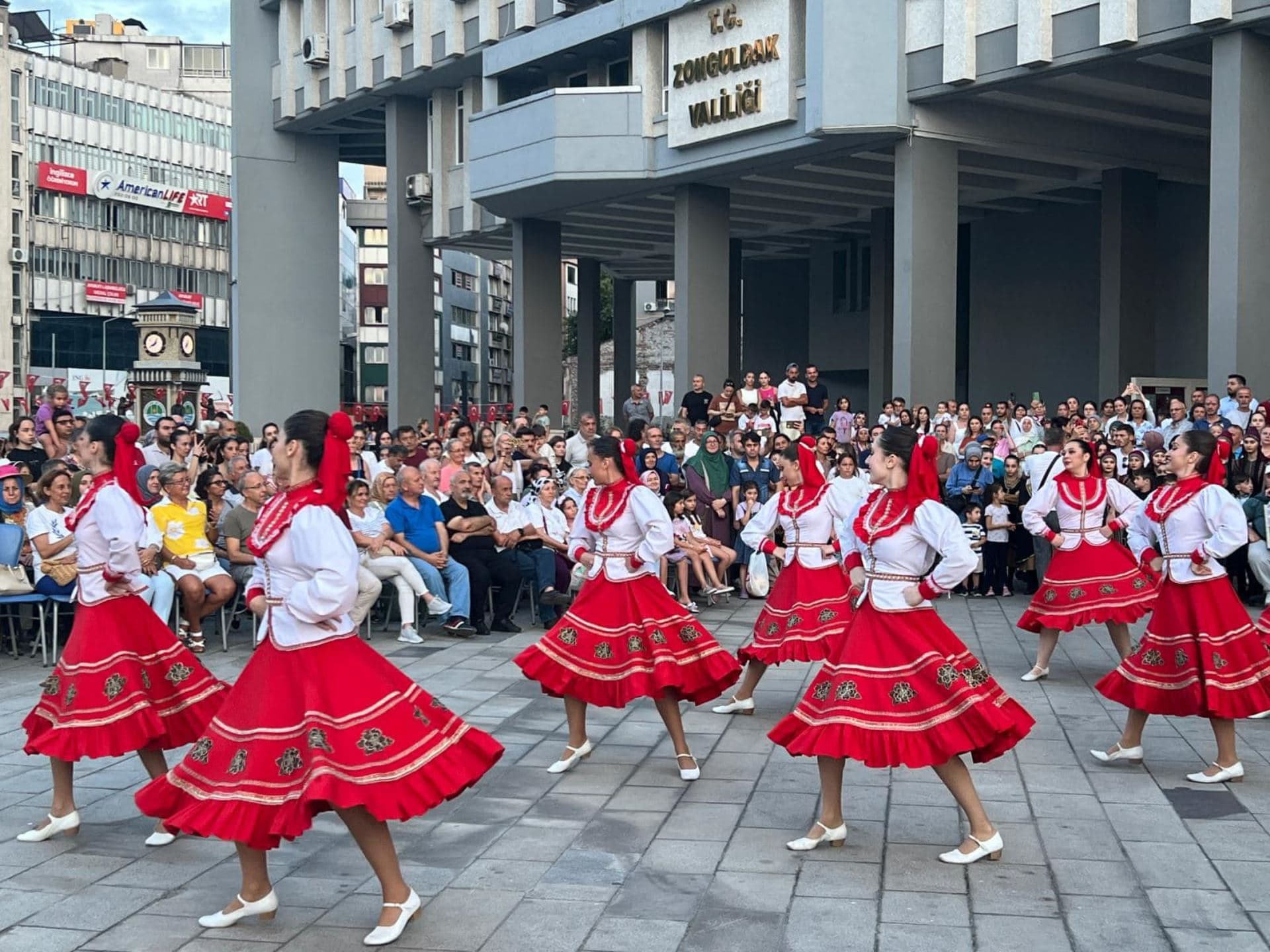 ZONGULDAK'TA ULUSLARARASI HALK DANSLARI RÜZGARI ESTİ 