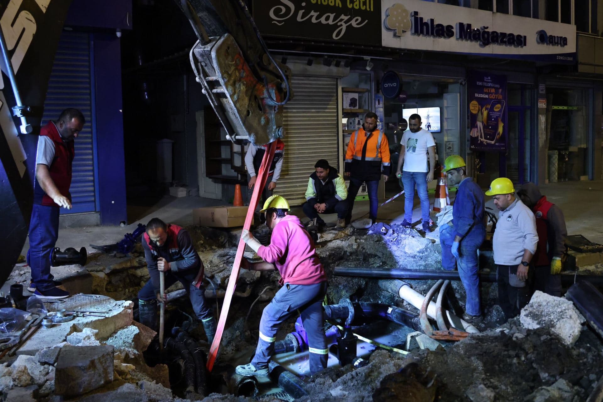 Cumhuriyet Caddesi’nde İçmesuyu Şebekesi Yenileniyor